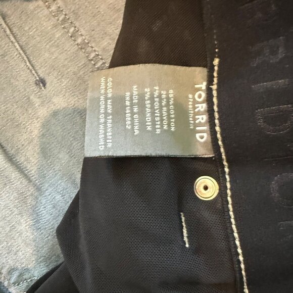 Torrid Womens Distressed Denim Shorts Size 24 Blue Cotton Blend Ripped Hem - Picture 3 of 8